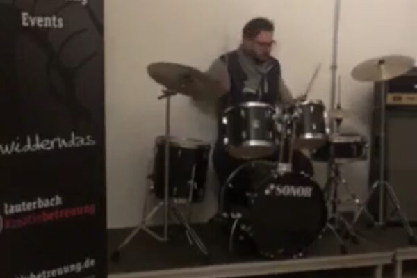 Frank Lauterbach spielt Drumkit
